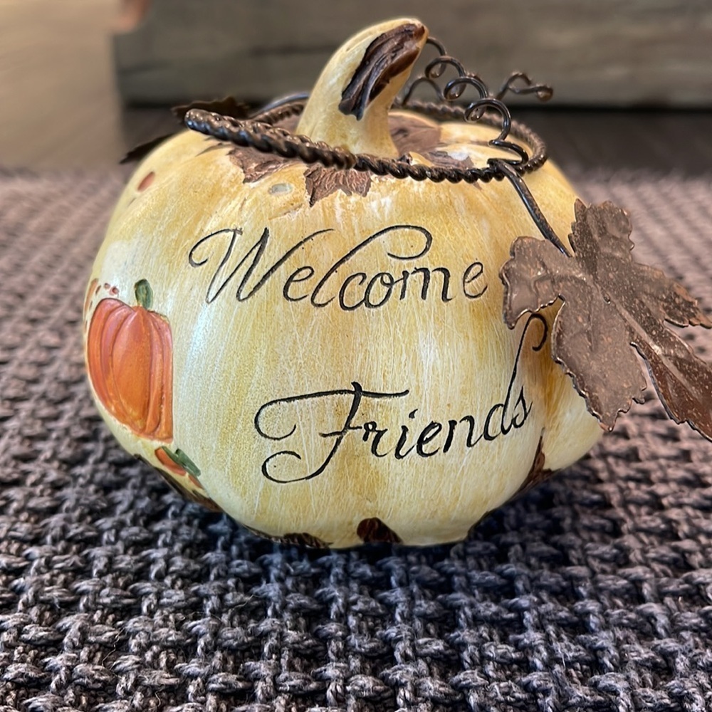 Pair of wooden pumpkins - Picture 2 of 5